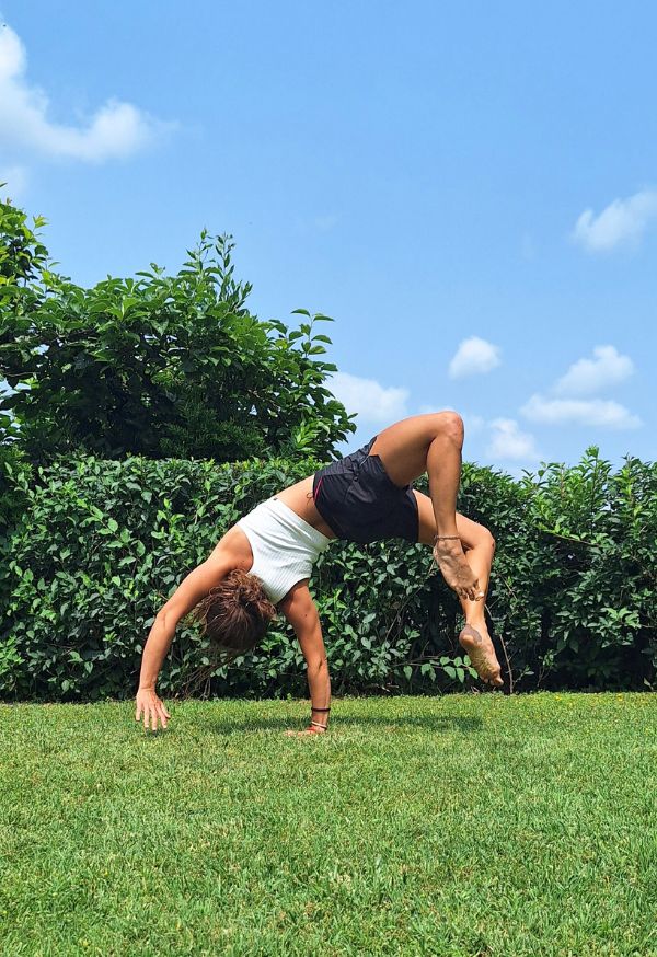 Agnese che pratica soft acrobatics